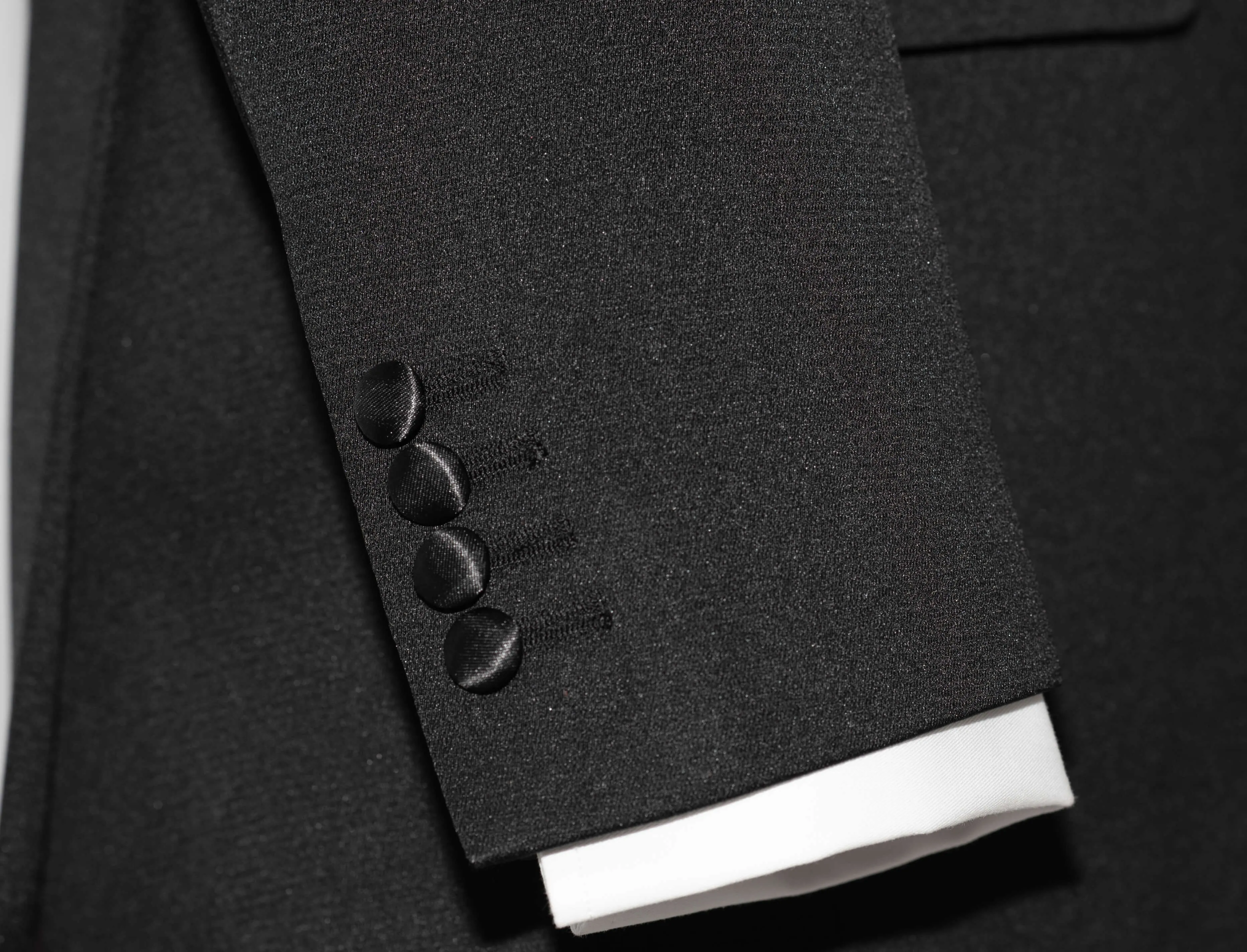 SLIM-FIT NOTCH LAPEL BLACK TUXEDO SIT FOR MEN