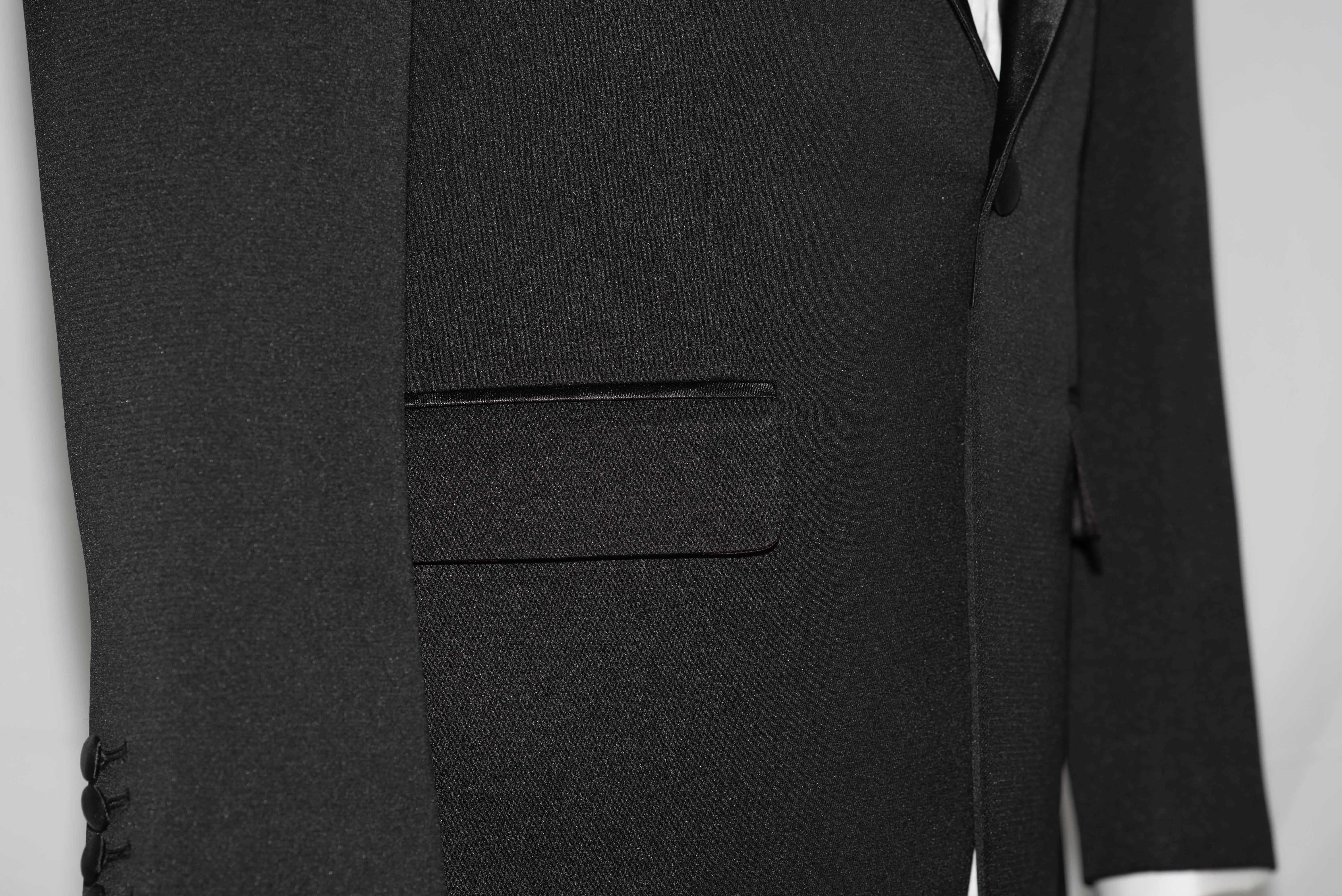 SLIM-FIT NOTCH LAPEL BLACK TUXEDO SIT FOR MEN